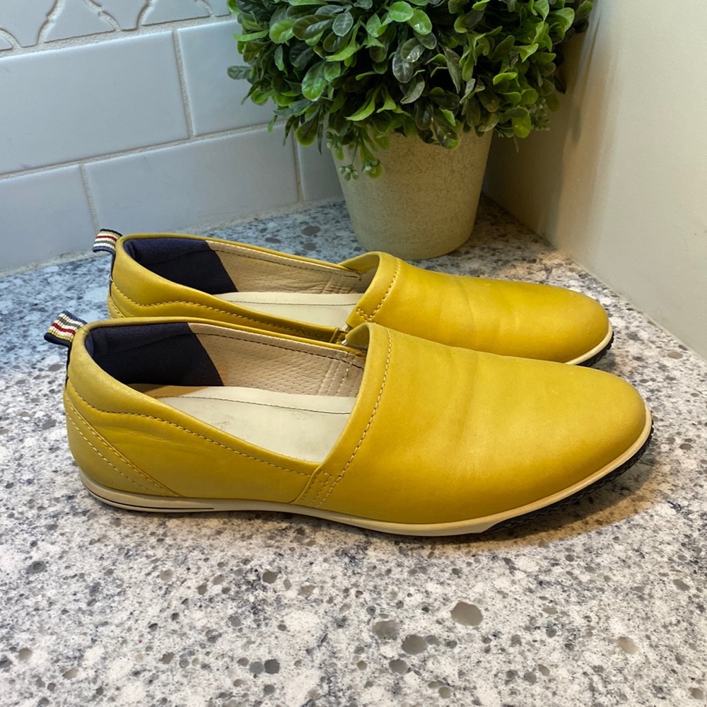 ECCO mustard colored flats comfort shoes womens size 40 or 9-9.5